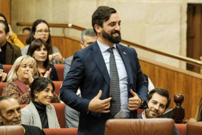 Abascal tiene un 'gemelo' en Vox y es senador y esposo de una reina de la moda