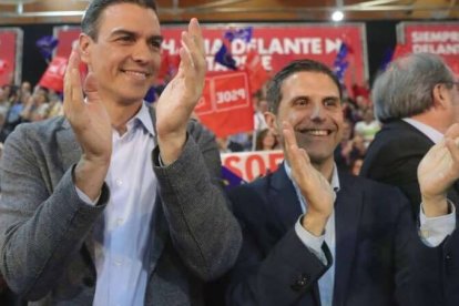 Javier Rodríguez Palacios, junto a Pedro Sánchez en un acto electoral