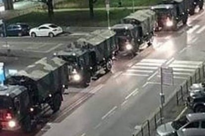 Convoyes militares italianos recogiendo féretros este jueves en Lombardía.