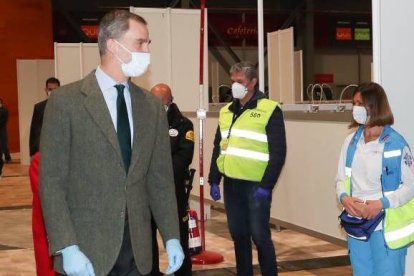 Felipe VI, este jueves, junto a profesionales sanitarios en el Hospital en Ifema, en Madrid.