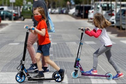 Niñas paseando con mascarillas