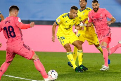 Jovic y Benzema, atacando el área del Cádiz en el encuentro que el Madrid perdió este sábado.