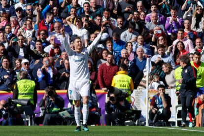 Cristiano Ronaldo, celebrando uno de sus goles que consiguió vistiendo la camiseta del Real Madrid.