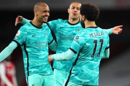 Fabinho, Thiago y Salah, celebrando un gol con el Liverpool.