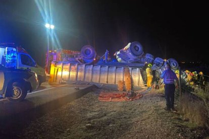 Los bomberos tuvieron que rescatar el cadáver del conductor que quedó atrapado en la cabina