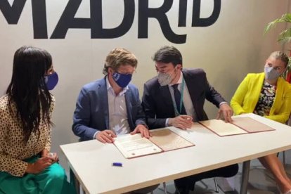 Luis Barcala le traslada una buena noticia al alcalde de Madrid, ante la atenta mirada de las vicealcaldesas de ambas ciudades