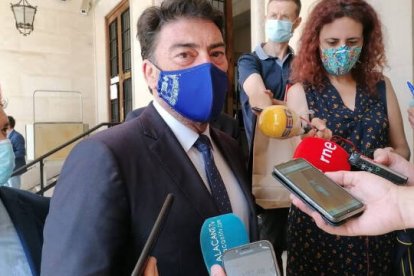 Luis Barcala, alcalde de Alicante, en las puertas de la Subdelegación del Gobierno