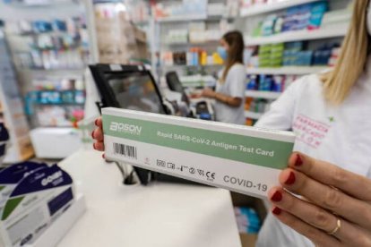 Las farmacias podrán notificar a Sanitat los positivos covid con permiso de los usuarios