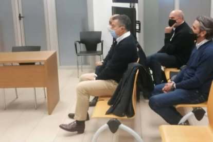 El exvicealcalde de Alicante, Andrés Llorens, junto otros tres acusados en el caso