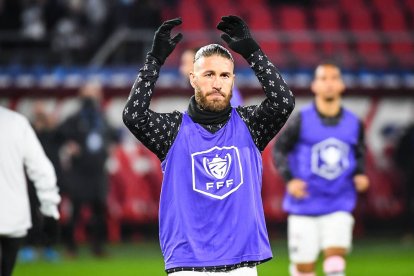 Sergio Ramos calentando durante un partido con el PSG esta temporada.