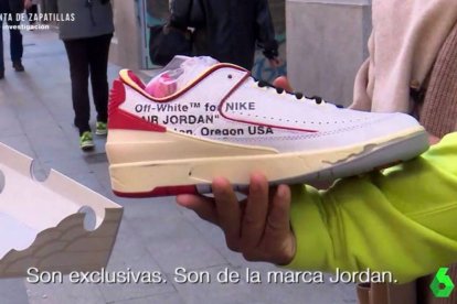 Un joven sostiene un modelo de zapatillas exclusivas de 220 euros (Atresmedia)