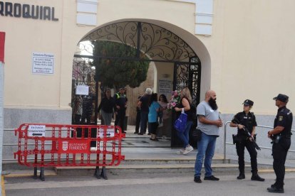 Policía Nacional en la entrada del cementerio de Torrent.