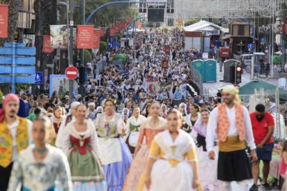 La Entrada de Bandas inunda las calles de Alicante de ‘emoción contenida’