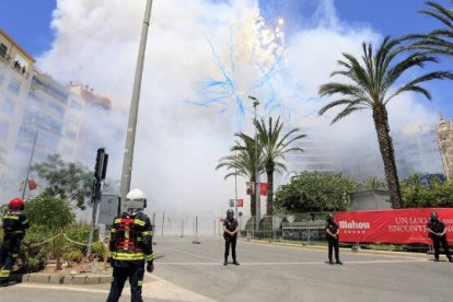 Pirotecnia Ferrández cierra las mascletàs con un final muy alicantino