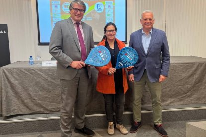 En la fotografía, el presidente de la Federación de Pádel de la Comunidad Valenciana, Alfonso Monferrer, y Ana Lucía Pérez Gómez de la junta directiva de FEDDI, junto a Pau Pérez Rico, director regional de Comunicación y Relaciones Institucionales de El Corte Inglés.