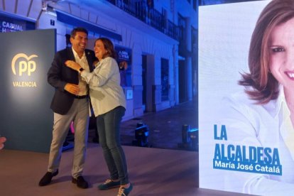 Carlos Mazón, candidato del PP a la Generalitat, y María José Catalá, candidata del PP en el Ayuntamiento de Valencia, en el cena de inicio de campaña - ESdiario CV
