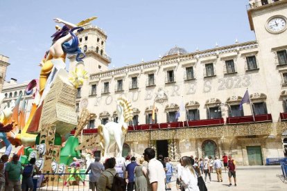 La Hoguera Oficial en la Plaza del Ayuntamiento. Imagen de archivo