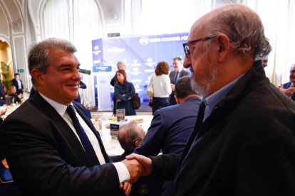 Imagen de archivo de Joan Laporta estrechando la mano a Jaume Roures