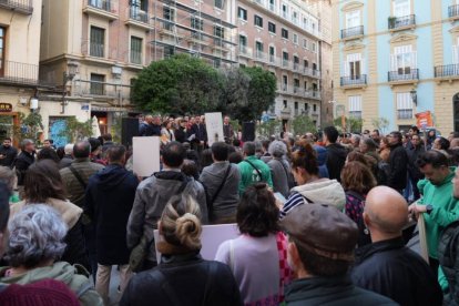 Concentración frente al Palau de la Generalitat por los "recortes" del pla Edificant