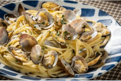 Espaguetis con almejas o a la vongole