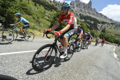El pelotón del Tour de Francia subiendo el temible Alpe d'Huez.
