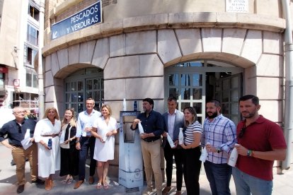 El alcalde, concejales y responsables de Aguas de Alicante en el surtidor instalado.