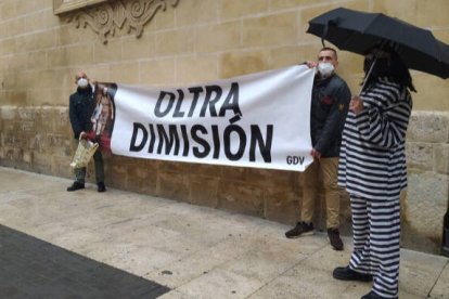 Un grupo de manifestantes exige la dimisión de Oltra frente a Les Corts