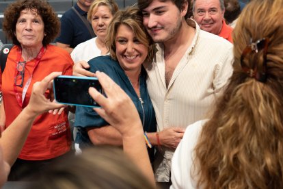 La senadora Susana Díaz arropada por el público en un acto organizado por el PSOE.