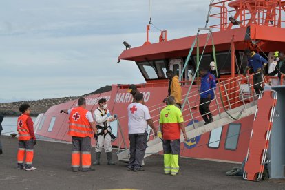 Trabajadores de la Cruz Roja atienden a los 190 migrantes rescatados.