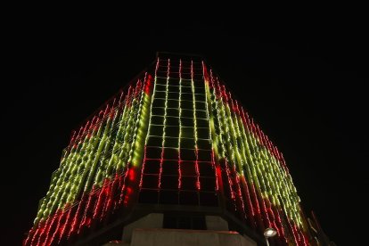 El edificio consistorial de Torrent tras la victoria de España ante Francia