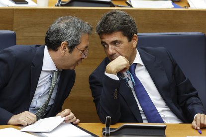 El vicepresidente de la Generalitat, Vicente Barrera (Vox), junto a president, Carlos Mazón (PP)