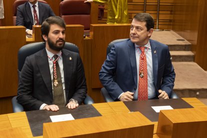 El presidente de Castilla y León, Alfonso Fernández Mañueco (der.), junto al vicepresidente de la Junta de CyL, Juan García-Gallardo.