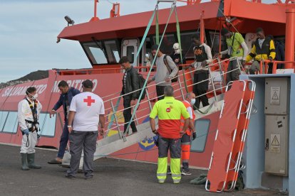 Trabajadores de la Cruz Roja atienden a los 190 migrantes rescatados y llevados al puerto de El Hierro.