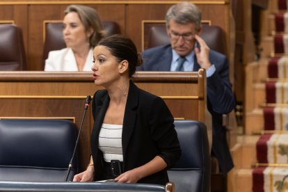 La ministra de Juventud e Infancia, Sira Rego, interviene en el Congreso con Feijóo y Cuca Gamarra detrás.