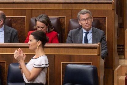 Sira Rego aplaude durante un pleno en el Congreso con Feijóo justo detrás.