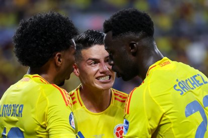 El exmadridista James, celebrando el gol del triunfo con sus compañeros Mogica y Sánchez.