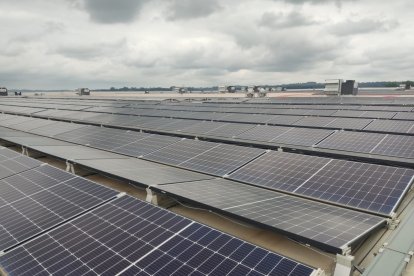 Placas solares instaladas en la azotea del Centro Logístico de Amazon en Bobes, Siero.
EUROPA PRESS
02/7/2024