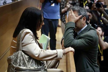 El vicepresidente valenciano, Vicente Barrera, triste, conversa con la presidenta de Les Corts, Llanos Massó