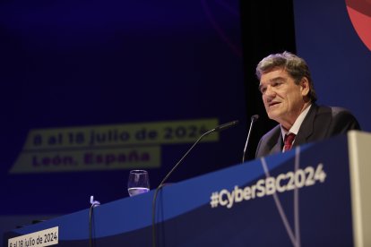 El ministro para la Transformación Digital y de la Función Pública, José Luis Escrivá, inaugura el Cybersecurity Summer Bootcamp, en el Auditorio de León, a 8 de julio de 2024, en León, Castilla y León (España). El 9º 'Cybersecurity Summer Bootcamp' del Instituto Nacional de Ciberseguridad (INCIBE) ha sido inaugurado hoy con más de 400 profesionales acreditados procedentes de 35 países diferentes. El INCIBE, entidad dependiente del Ministerio para la Transformación Digital y de la Función Pública, a través de la Secretaría de Estado de Digitalización e Inteligencia Artificial, organiza este programa internacional de capacitación, gratuito y especializado en ciberseguridad, junto a la Organización de los Estados Americanos (OEA).
08 JULIO 2024;TECNOLOGIA;CIBERSEGURIDAD;BOOTCAMP
Fernando Otero / Europa Press
08/7/2024