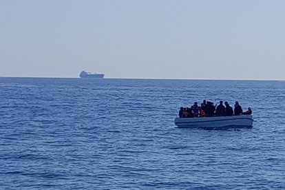 Patera con 18 personas rescatada en aguas de Almería por Salvamento Marítimo.
SALVAMENTO MARÍTIMO
(Foto de ARCHIVO)
16/4/2024