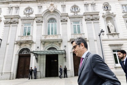 El ministro de Presidencia, Justicia y Relaciones con las Cortes, Félix Bolaños, ante las puertas del Tribunal Supremo.