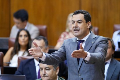 El presidente de la Junta de Andalucía, Juanma Moreno, en el pleno del Parlamento.