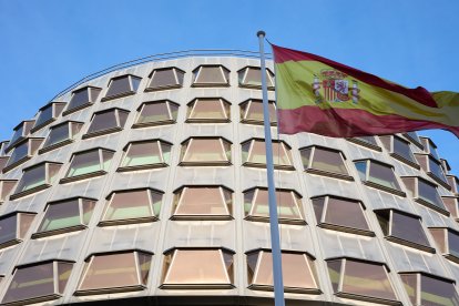 Vista de la fachada del Tribunal Constitucional el día en el que se celebra el acto solemne de toma de posesión de los cuatro nuevos magistrados en el Tribunal Constitucional (TC), a 9 de enero de 2023, en Madrid (España). Los nuevos magistrados toman posesión de sus cargos en un acto solemne que servirá para consumar la decimocuarta renovación parcial del TC, pendiente desde el pasado 12 de junio. Ese día expiró el mandato del tercio de los magistrados del TC que la Constitución encarga nombrar a Gobierno y Consejo General del Poder Judicial (CGPJ) a partes iguales. Los nuevos magistrados son, el ex ministro de Justicia Juan Carlos Campo y la ex alto cargo de Moncloa Laura Díez, propuestos por el Gobierno el 29 de noviembre; así como María Luisa Segoviano, ex presidenta de la Sala de lo Social del Tribunal Supremo (TS), y César Tolosa, hasta ahora presidente de la Sala de lo Contencioso-Administrativo del TS, a los que postuló el CGPJ en su Pleno extraordinario del 27 de diciembre.
09 ENERO 2023;MADRID;ACTO SOLEMNE;TRIBUNAL CONSTITUCIONAL;MAGISTRADOS
Jesús Hellín / Europa Press
(Foto de ARCHIVO)
09/1/2023