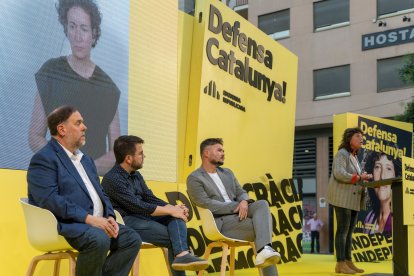 Acto de inicio de ERC con Marta Rovira de fondo y Junqueras, Aragonès y Rufián presentes.

Oriol Junqueras, Marta Rovira, Pere Aragones, Gabriel Rufián y Teresa Jordà  durante el acto de inicio de campaña electoral de ERC en la plaza Torres Casanova, a 6 de julio de 2023, en Barcelona, Catalunya (España). La madrugada de mañana, viernes, 7 de julio comienza de manera oficial la campaña electoral para las elecciones generales del 23 de julio. Después de la derrota en las pasadas elecciones municipales, ERC tiene ahora como objetivo revalidar el resultado conseguido en las generales de 2019, cuando se convirtieron en primera fuerza en Catalunya. Su lema en esta ocasión es 