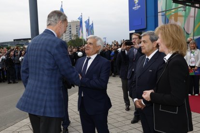 El Rey Felipe VI saluda al presidente de la Real Federación Española de Fútbol, Pedro Rocha en la previa del España-Italia.