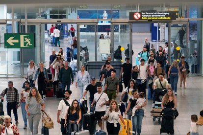 Cientos de turistas a su llegada al aeropuerto de Málaga, donde prevé más de 2.150 operaciones en el  inicio de julio, dicha actividad supera a la de este mismo periodo de 2023, que fue el mejor año de la historia de esta infraestructura a 1 de julio de 2024 en Málaga, Andalucía./Álex Zea.