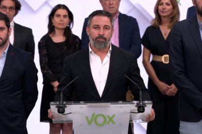 Abascal comunica su decisión rodeado de una seria ejecutiva