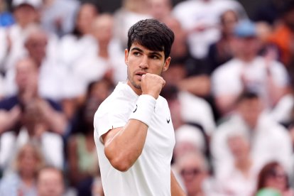 Carlos Alcaraz celebra su pase a la final de Wimbledon.