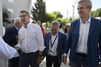 Feijóo, junto al presidente gallego Alfonso Rueda, en el congreso provincial del PP en Orense.