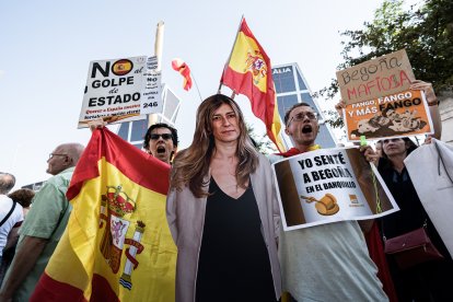 Una imagen de Begoña Gómez, portada por varios manifestantes el día en el que la esposa del presidente del Gobierno fue a declarar.